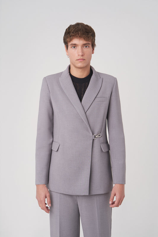 Blazer gris cruzada con mosquetón