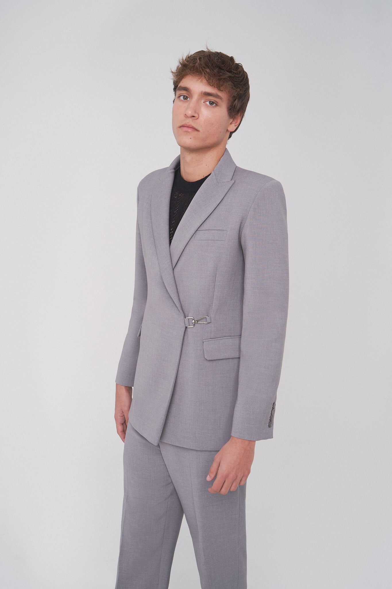 Blazer gris cruzada con mosquetón
