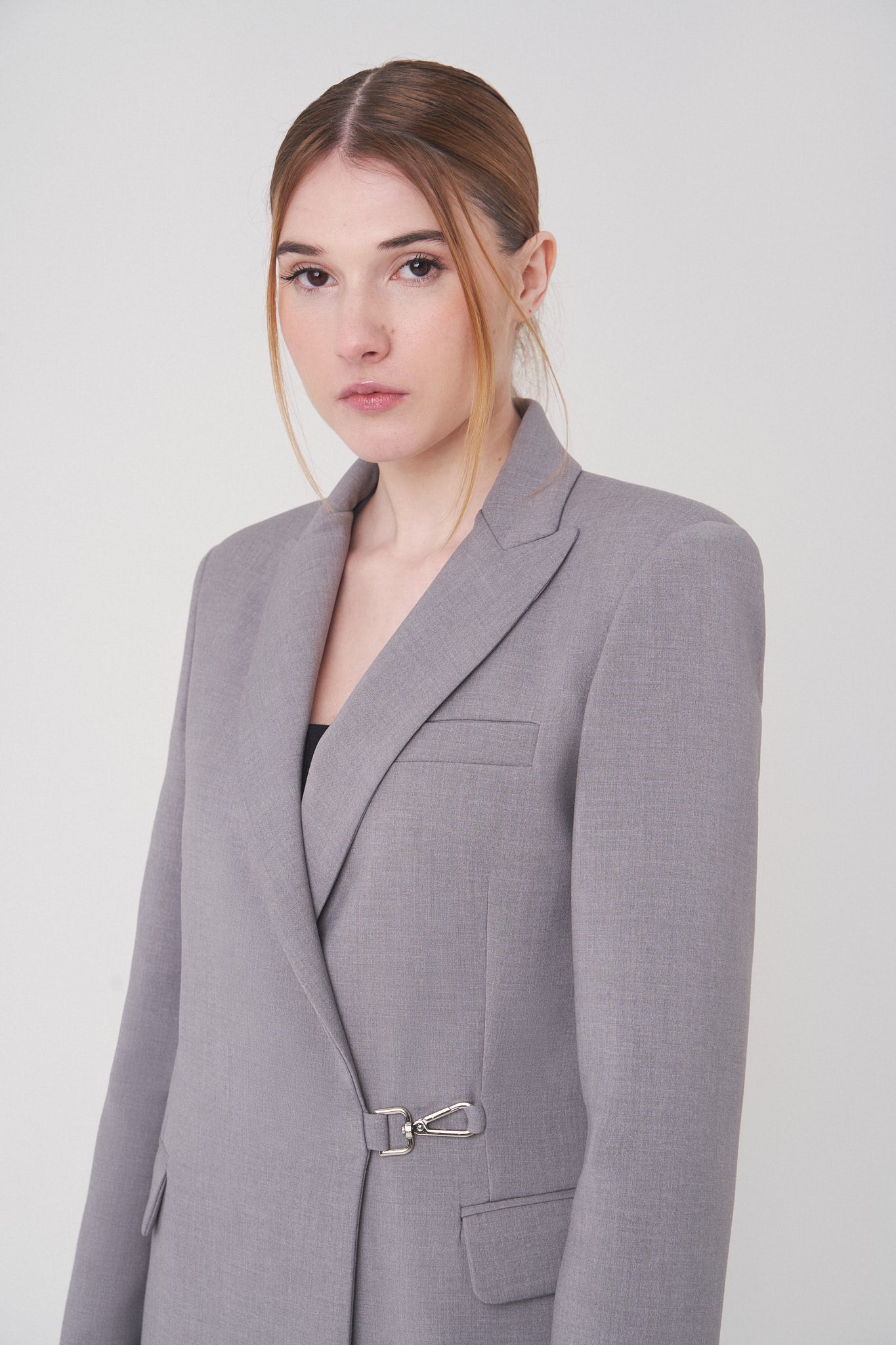 Blazer gris cruzada con mosquetón