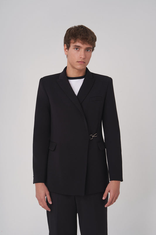 Blazer negra cruzada con mosquetón