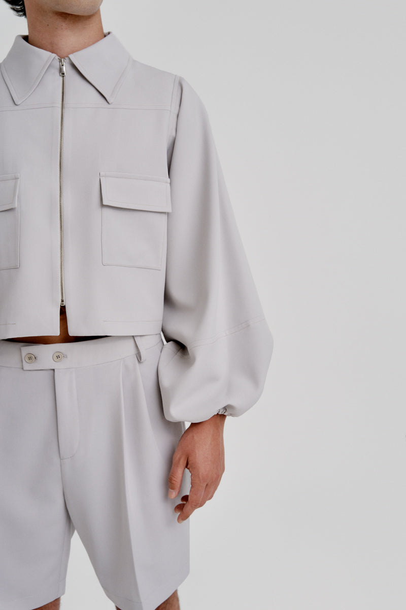 Pantalón pinzas corto gris perla