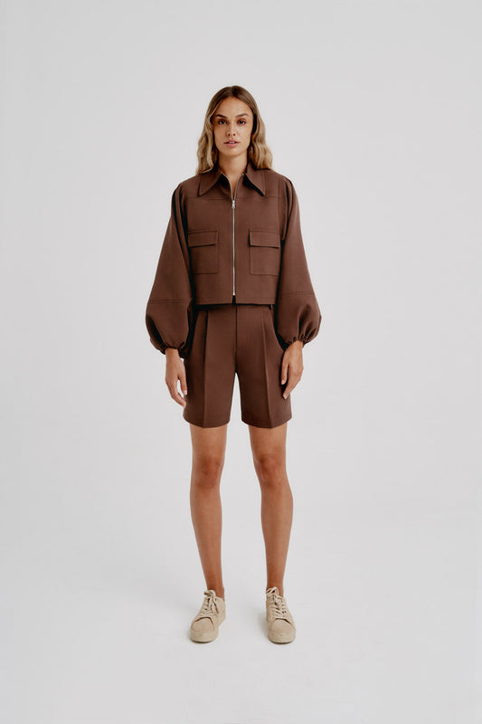 Pantalón pinzas corto chocolate