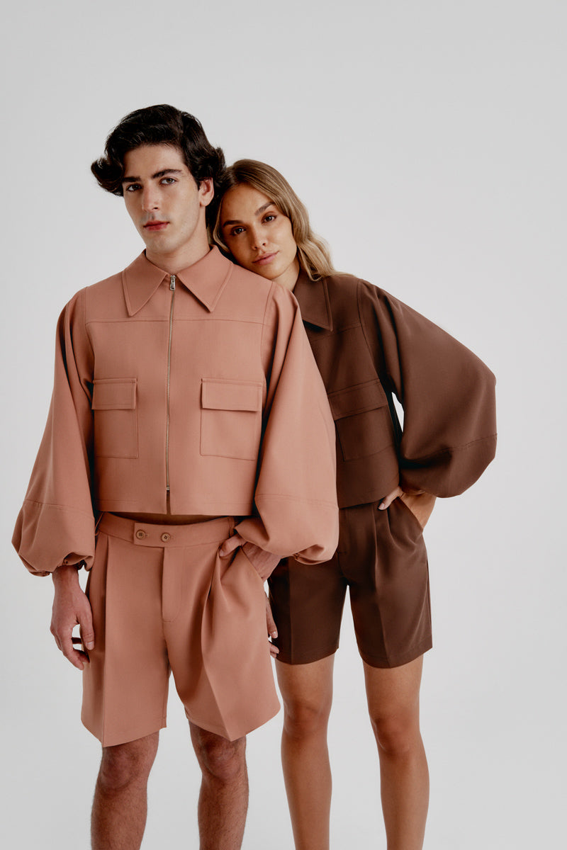 Cazadora cropped mangas abullonadas camel