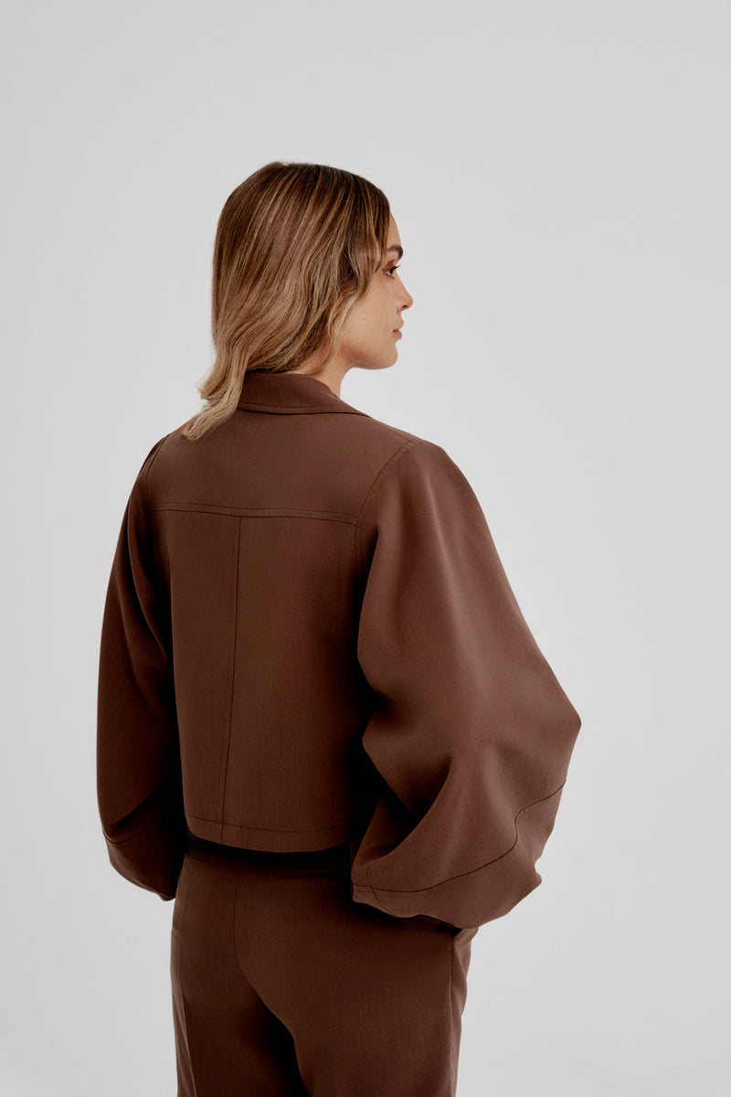 Cazadora cropped mangas abullonadas chocolate