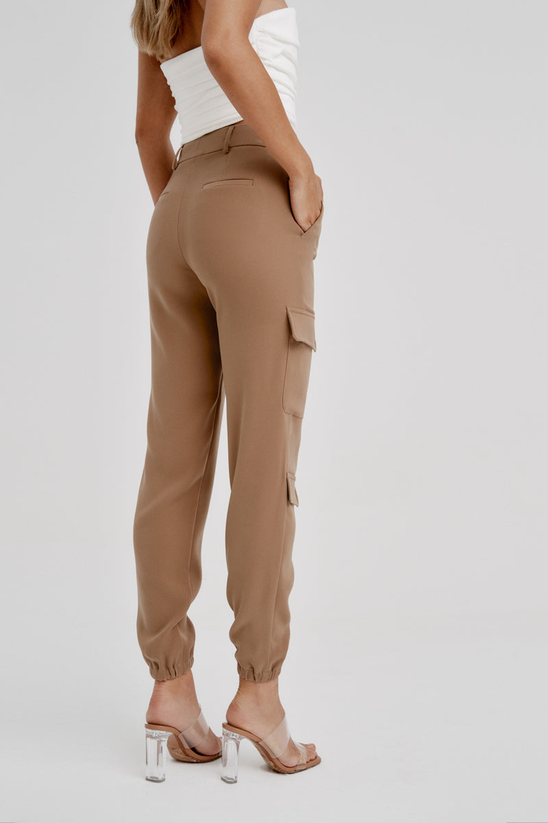 Pantalón cargo fluido camel