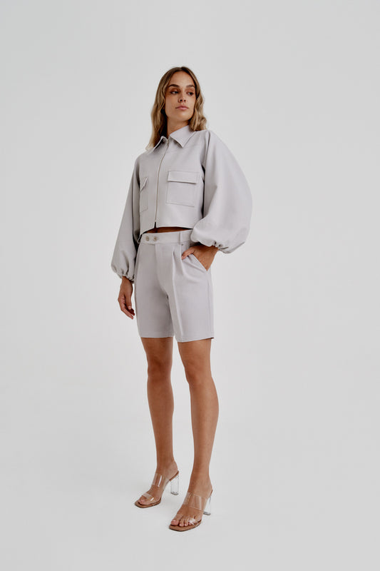 Cazadora cropped mangas abullonadas gris perla
