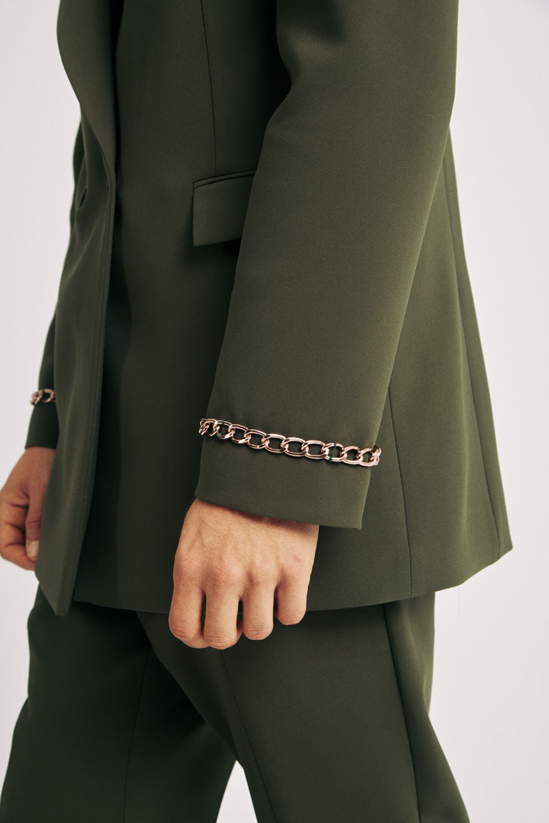 Blazer cruzada con cadenas caqui