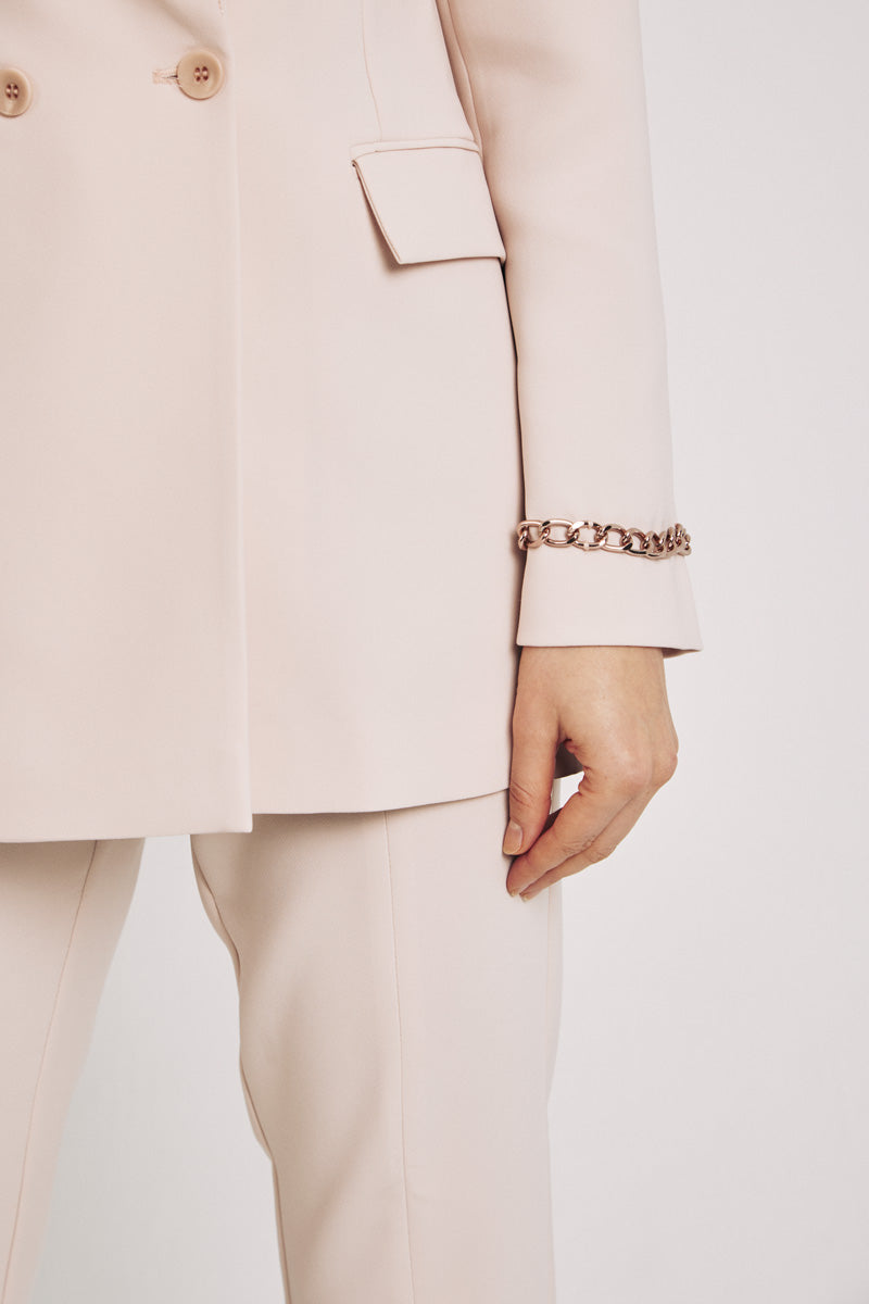 Blazer cruzada con cadenas rosa palo