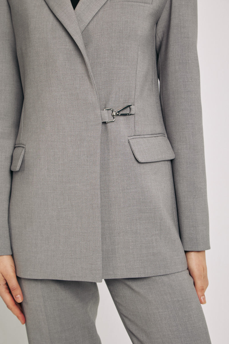 Blazer gris cruzada con mosquetón