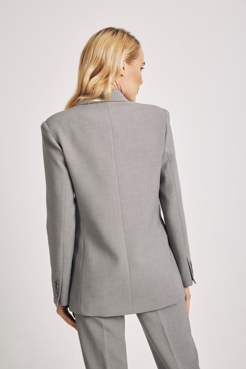 Blazer gris cruzada con mosquetón