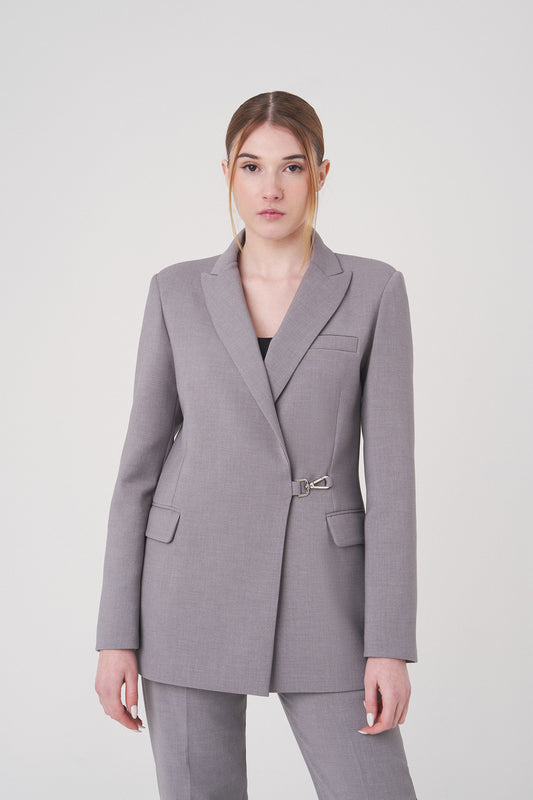 Blazer gris cruzada con mosquetón