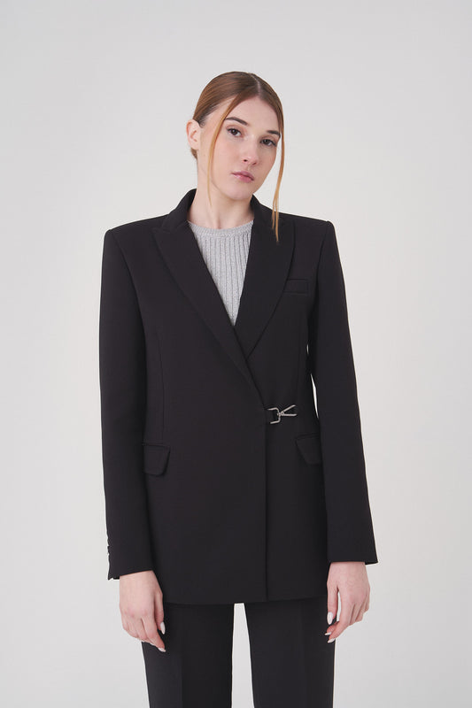 Blazer negra cruzada con mosquetón