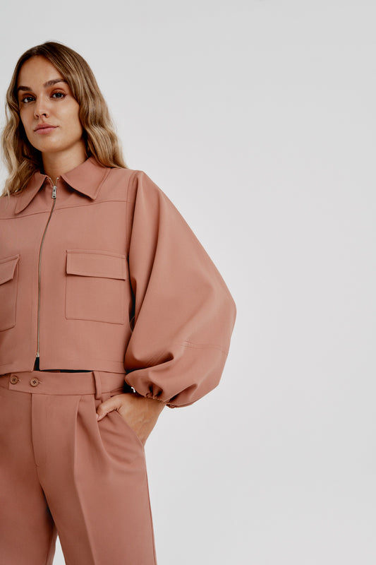 Cazadora cropped mangas abullonadas camel